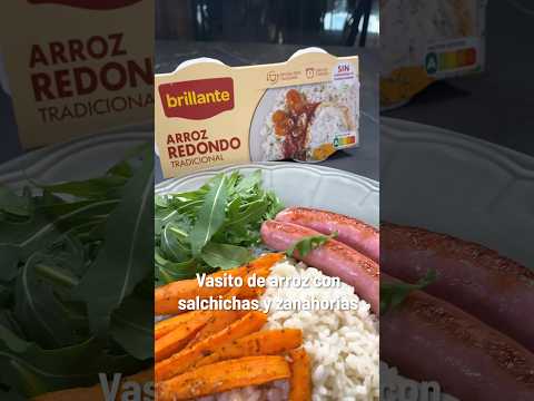 Arroz con salchichas y zanahorias fritas
