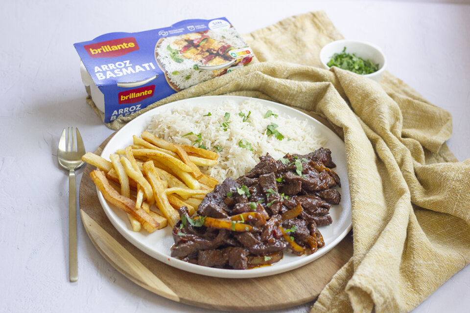 Cómo preparar arroz con lomo saltado: receta auténtica peruana