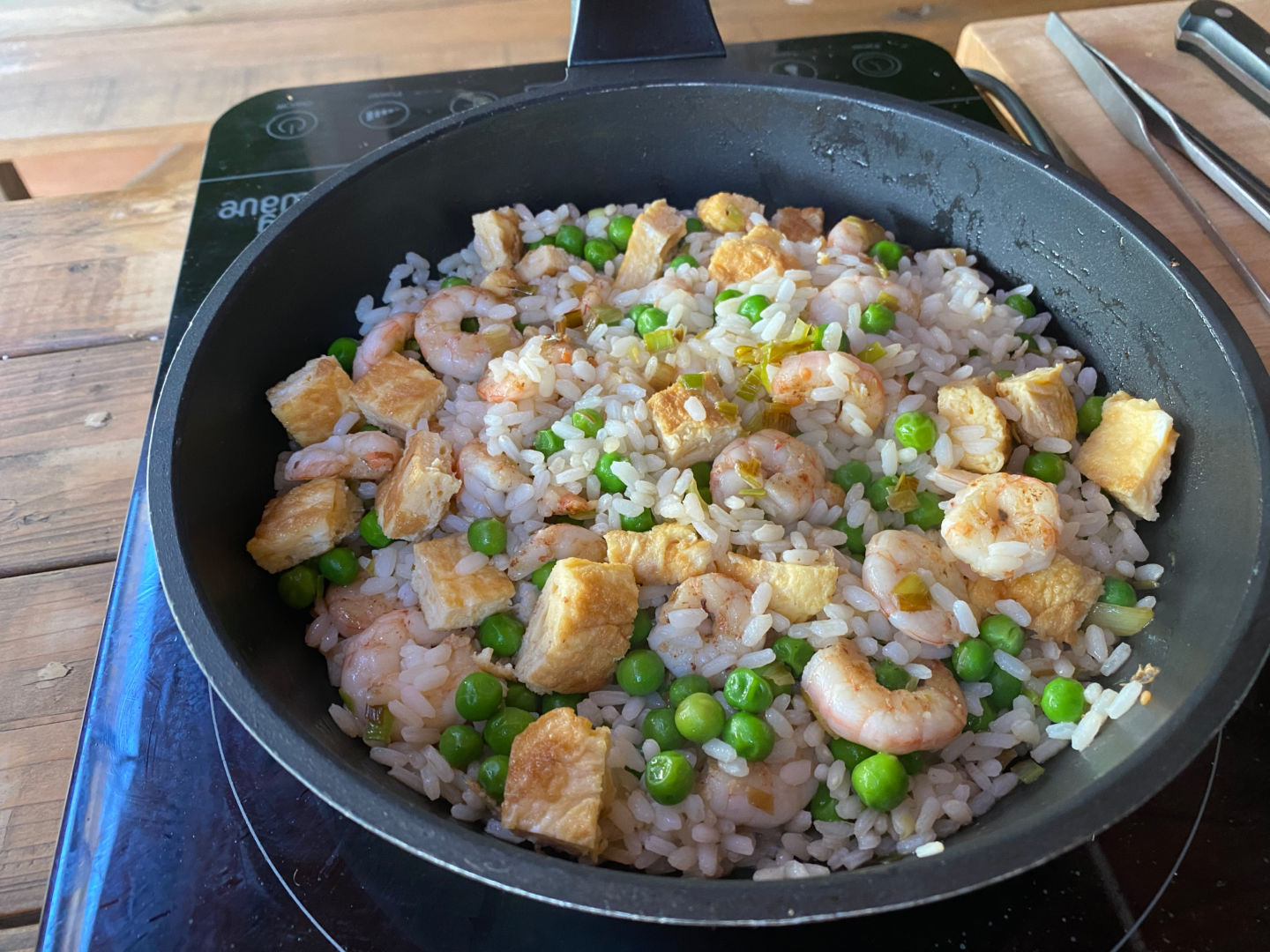 Vídeo receta Arroz tres delicias con gambas