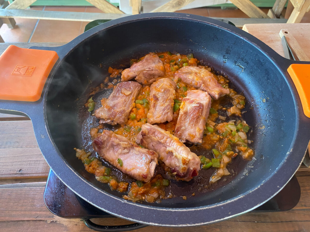 Incorporamos el pimentón y los tomates troceados