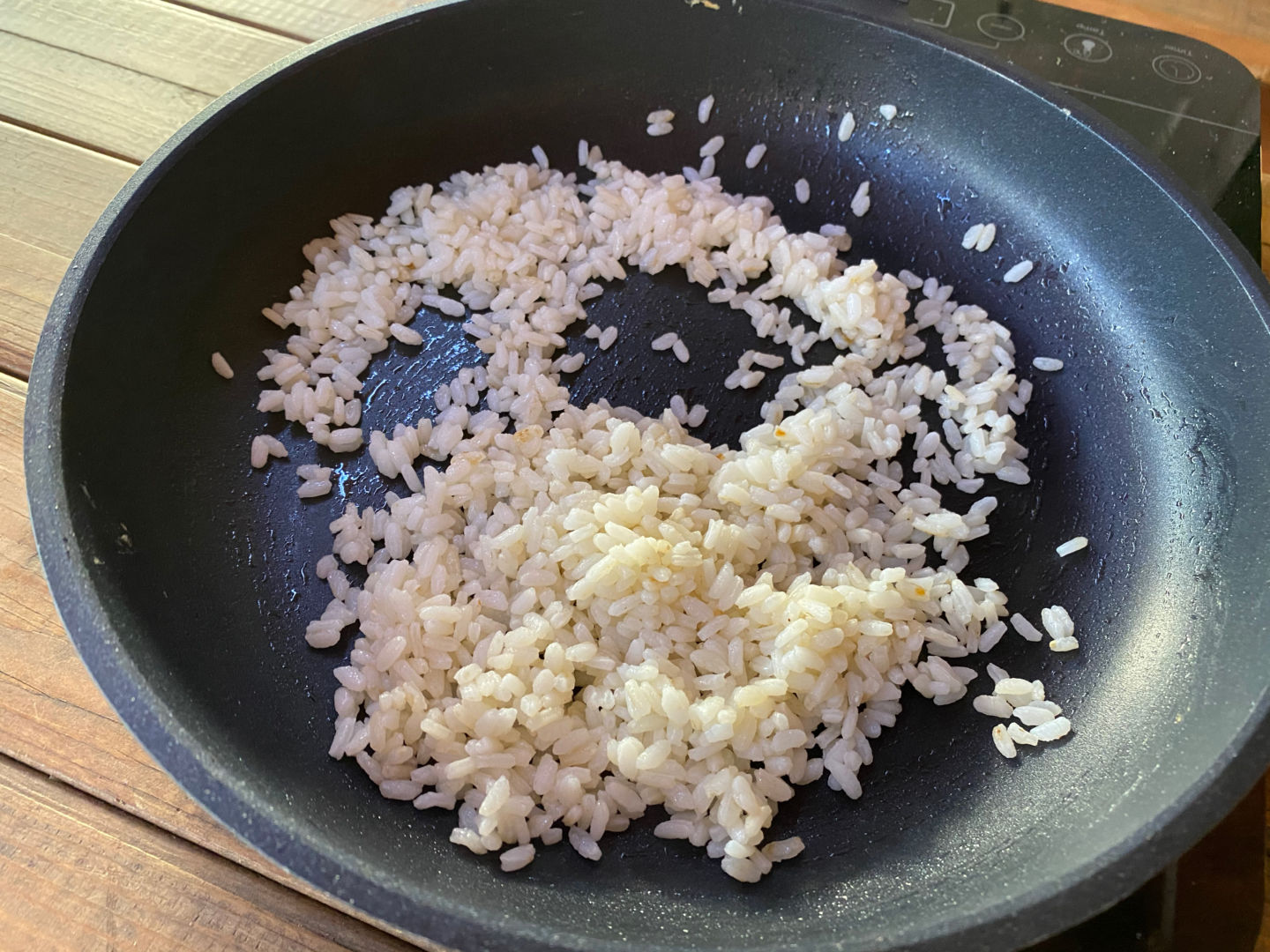 Ponemos a calentar la mantequilla y echamos el arroz bien escurrido