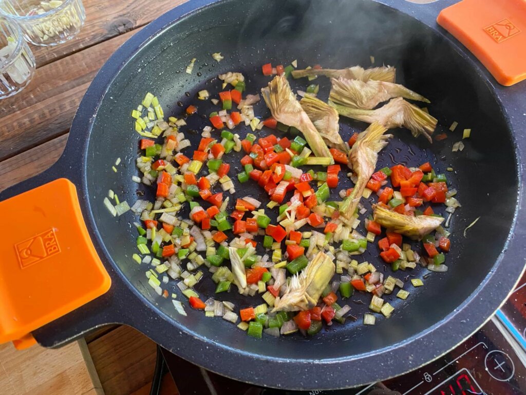 Sofreímos las verduras en la misma olla donde previamente hemos preparado el pollo