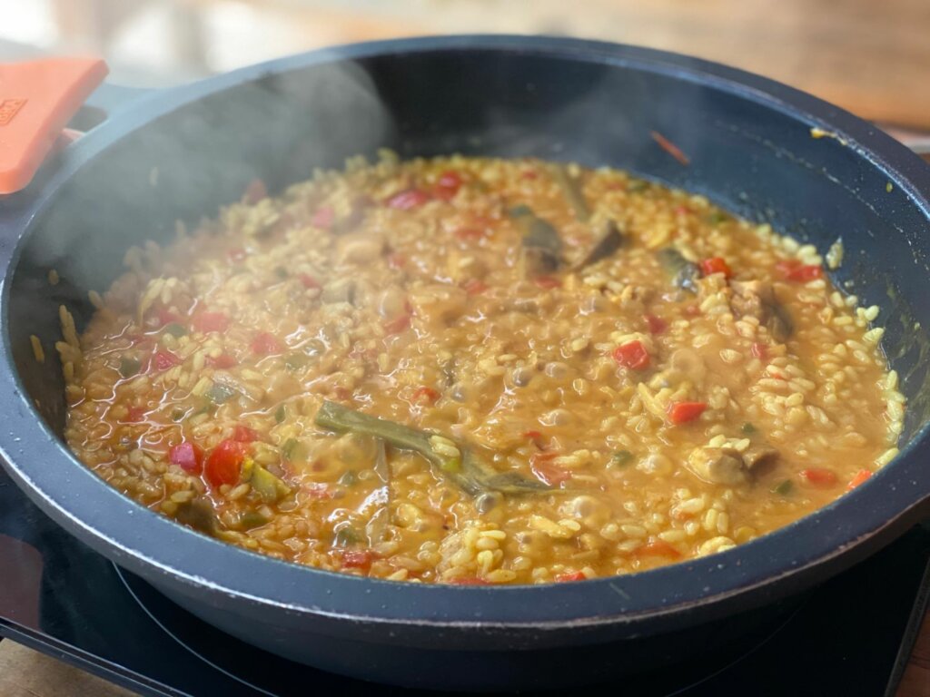 Dejamos reposar durante 3 minutos y la receta de arroz con pollo estará lista