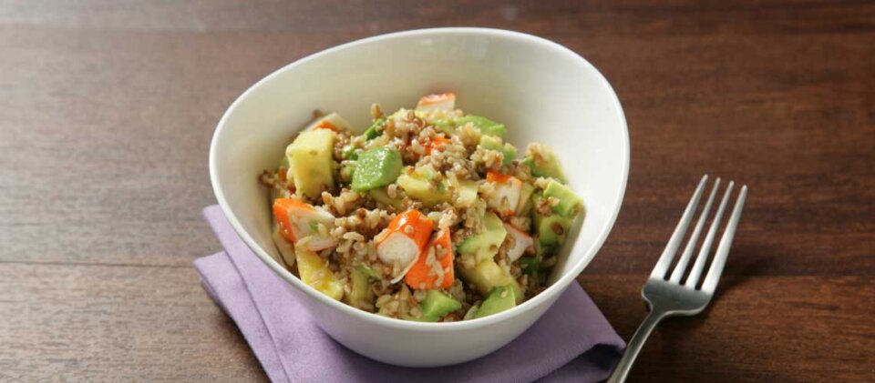 Ensalada de arroz integral con quinoa, cangrejo y aguacate