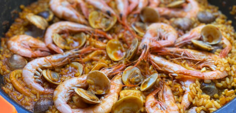 añadimos las gambas y las almejas a la paella