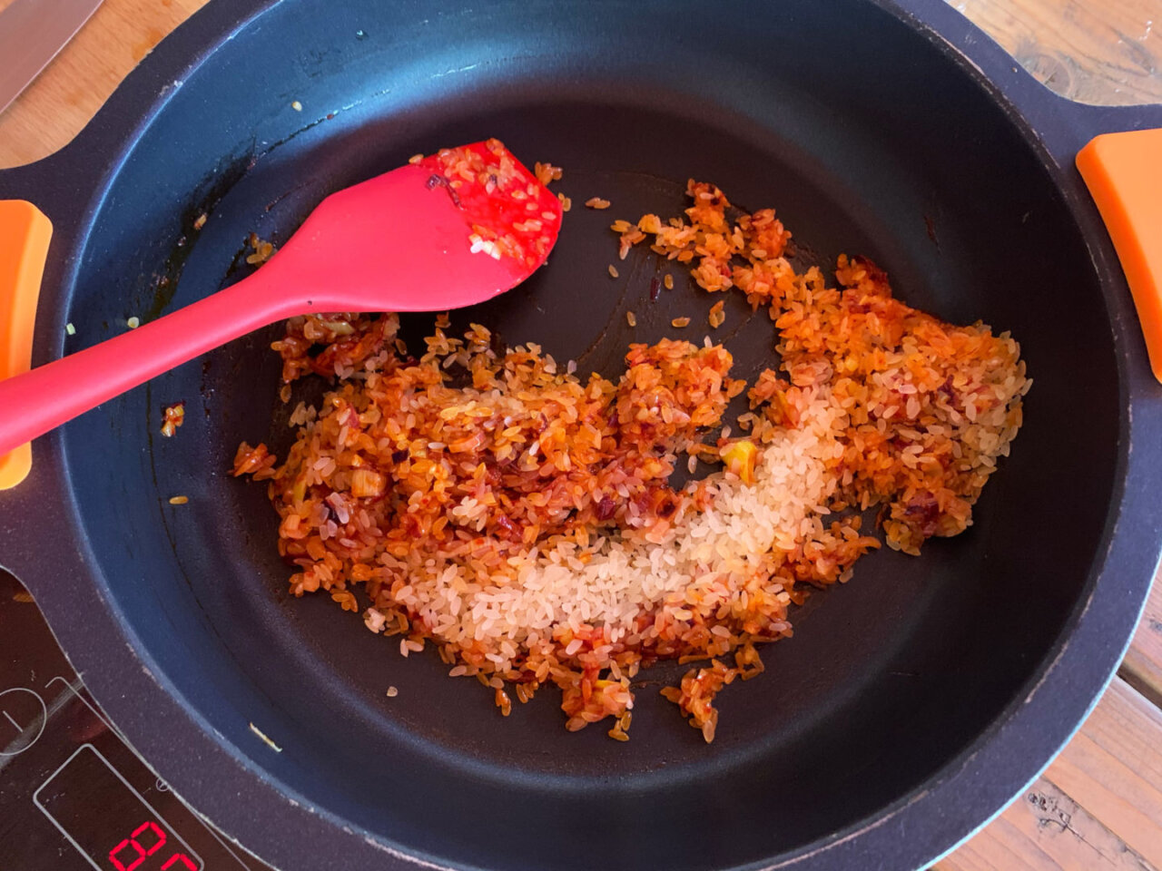 Rehogamos el arroz sobre la base de tomate y azafrán