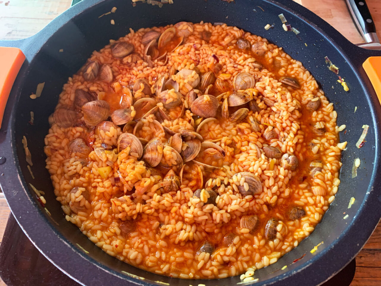 Arroz con almejas preparado para servir