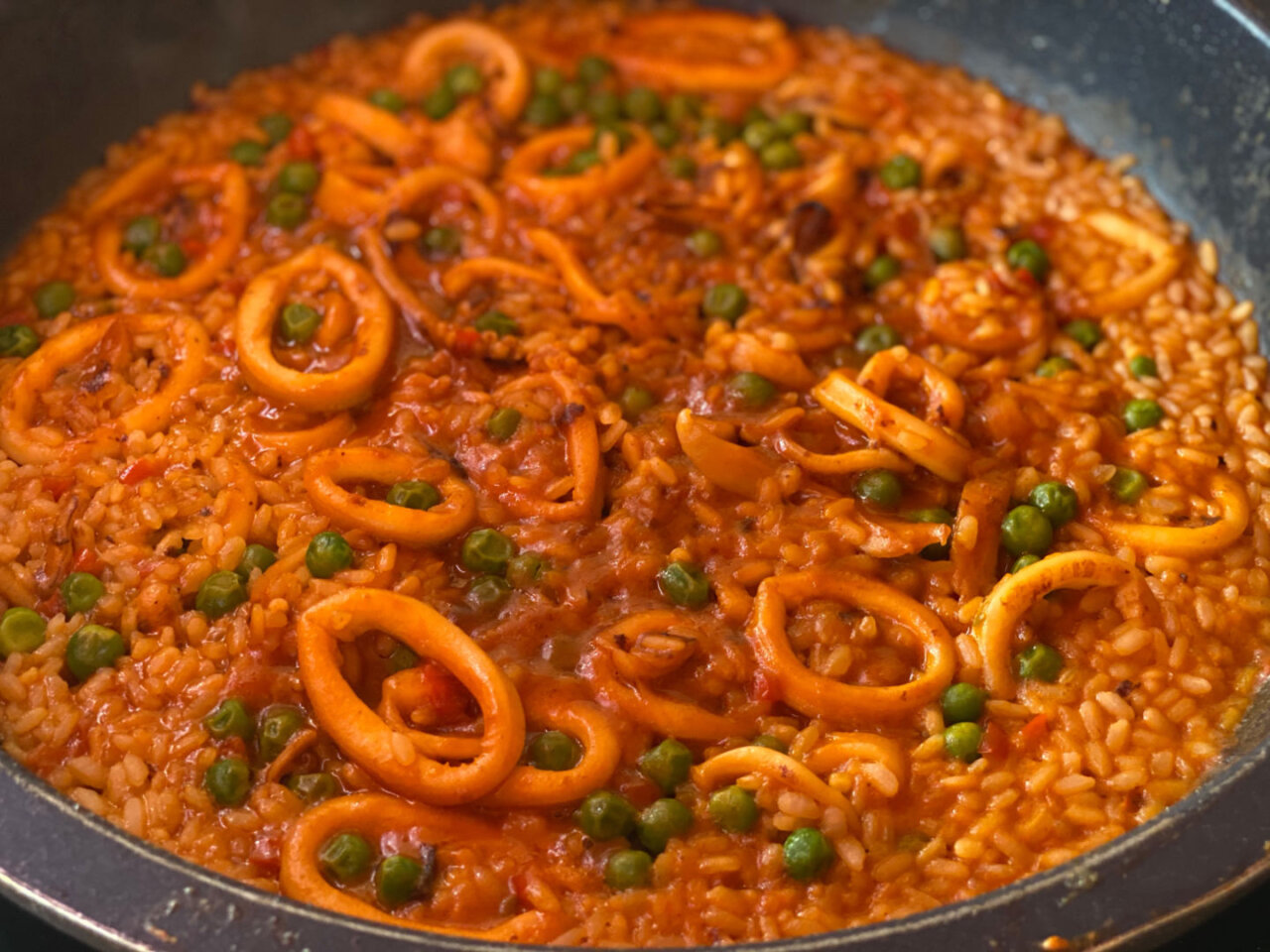 Añadimos el arroz y mojamos con el caldo hirviendo