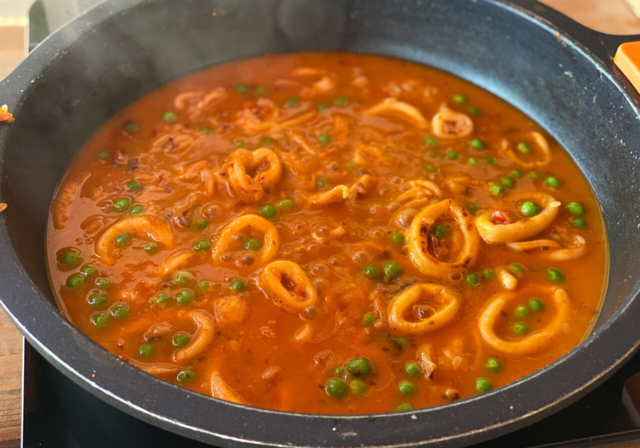 Añadimos el azafrán y el tomate