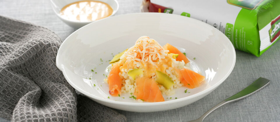 Arroz de cítricos con salmón y salsa rosa
