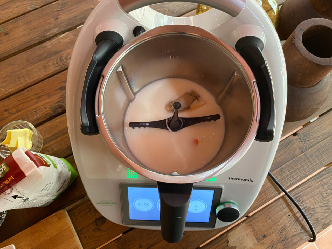 Colocar la mariposa de la Thermomix en las cuchillas y echar en el vaso la leche, el arroz, la piel de limón y la rama de canela