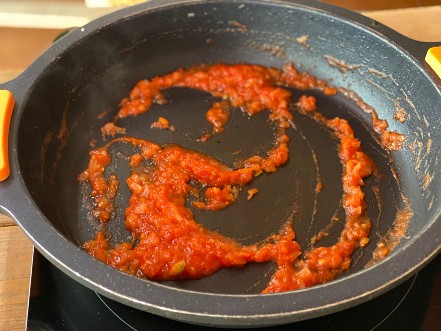 Cortamos la cebolla y rallamos el tomate.