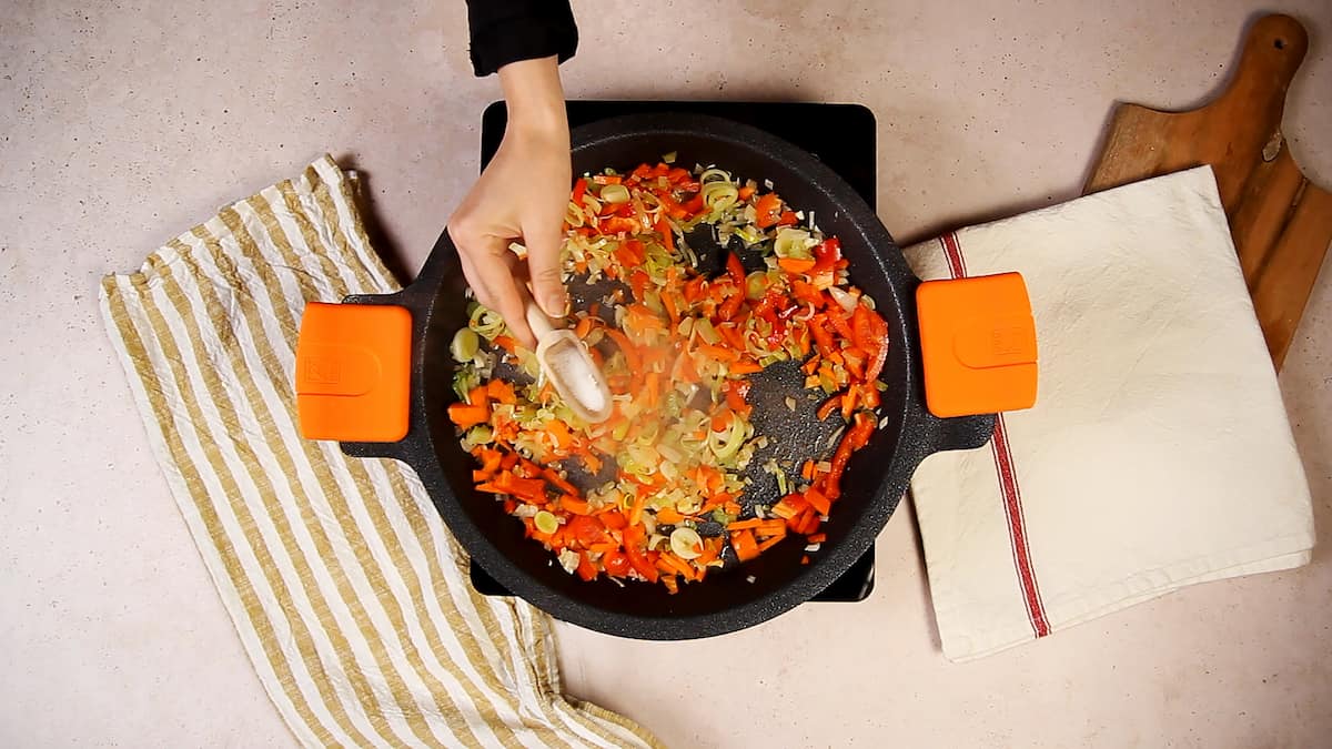 Receta Arroz con mariscos. Paso 2: Agrega el tomate triturado