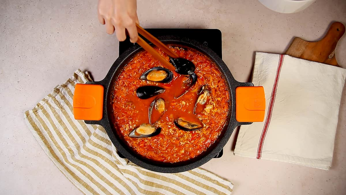 Receta Arroz con mariscos. Paso 4: Coloca los mejillones