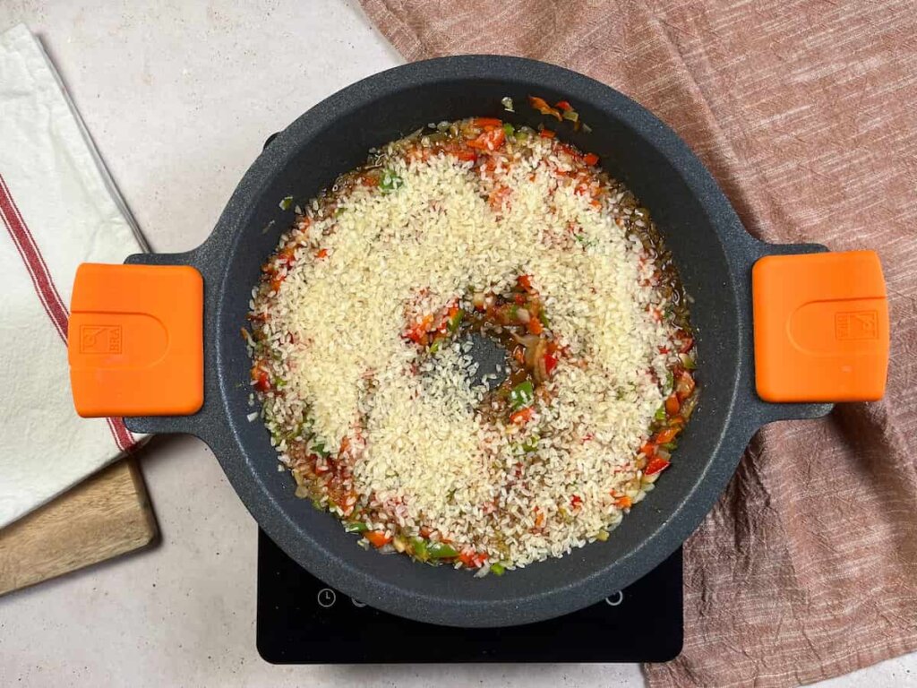 Receta arroz con tomate. Paso 2: sofreir las verduras