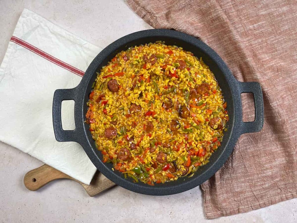 Receta arroz con tomate. Paso 3: agrega cúrcuma y tomillo, el chorizo y el caldo de verduras