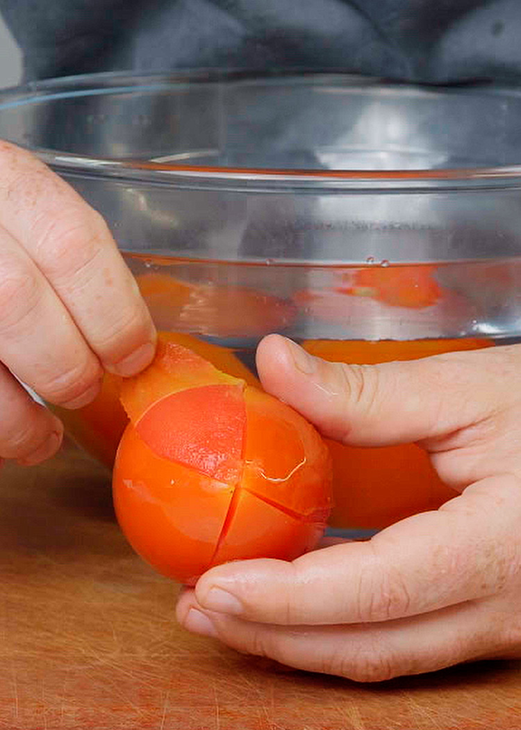 escaldar tomate para arroz con pisto