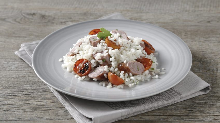 Foto de Arroz con salchichas y tomates cherry