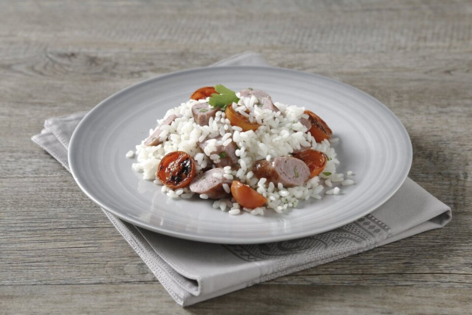 Arroz con salchichas y tomates cherry
