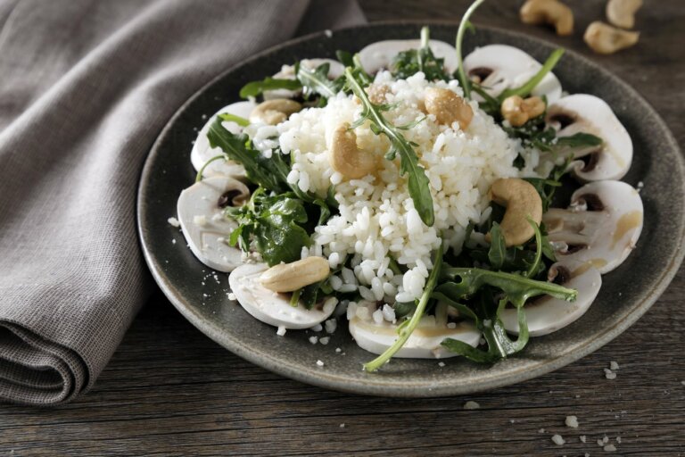 Foto de Arroz con champiñones, queso, rúcula y anacardos