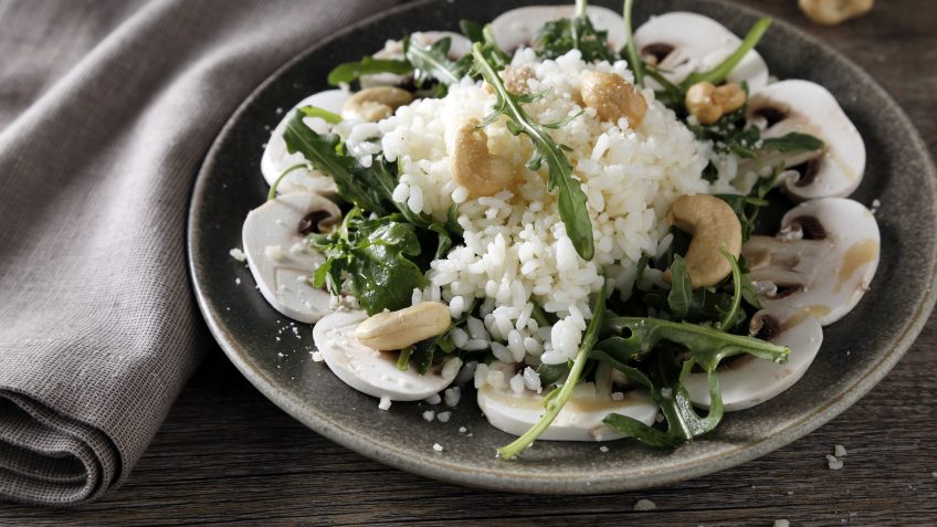Foto de Arroz con champiñones, queso, rúcula y anacardos
