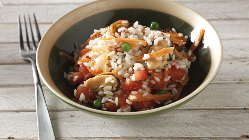 Foto de Arroz con tomate, mejillones, guisantes y zanahoria