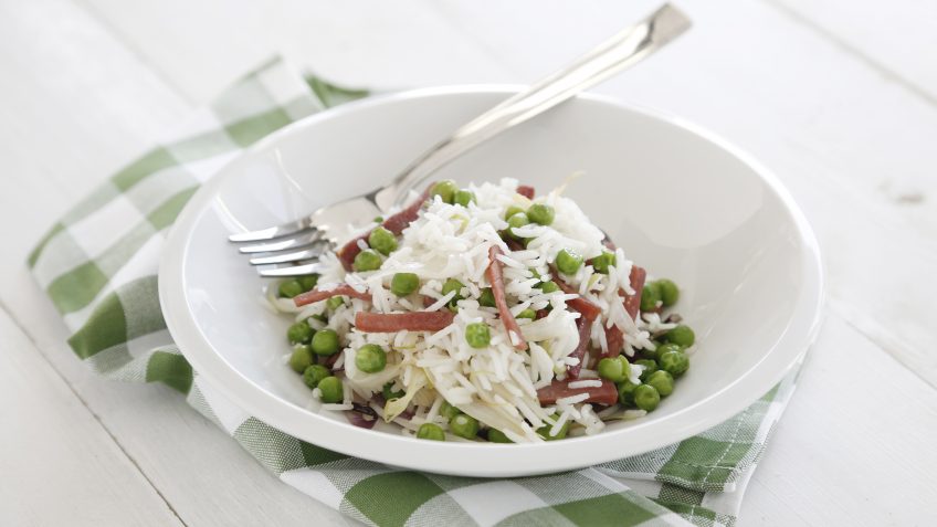 Foto de Salteado de arroz Basmati con guisantes, jamón serrano y cebolleta
