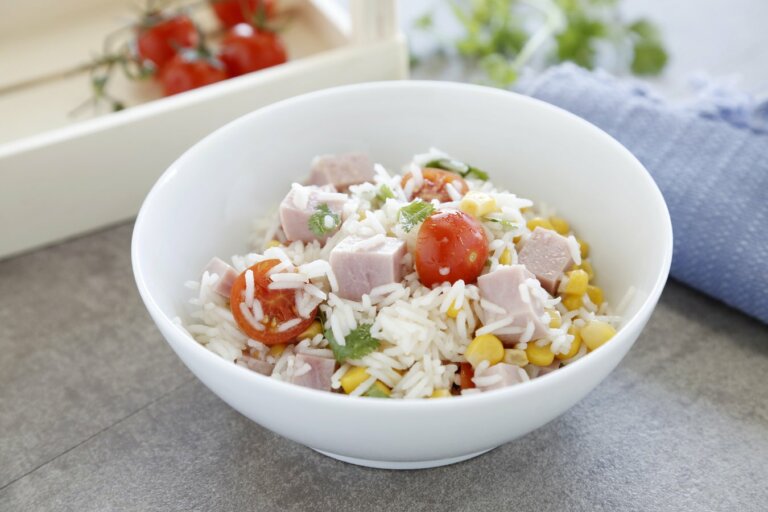 Foto de Arroz Basmati con maíz, tomates cherry y jamón cocido