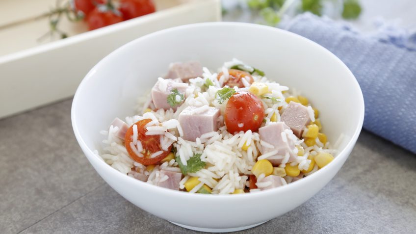 Foto de Arroz Basmati con maíz, tomates cherry y jamón cocido