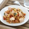 Arroz integral con pisto y dados de pollo