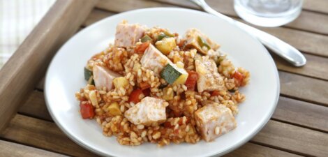 Arroz integral con pisto y dados de pollo