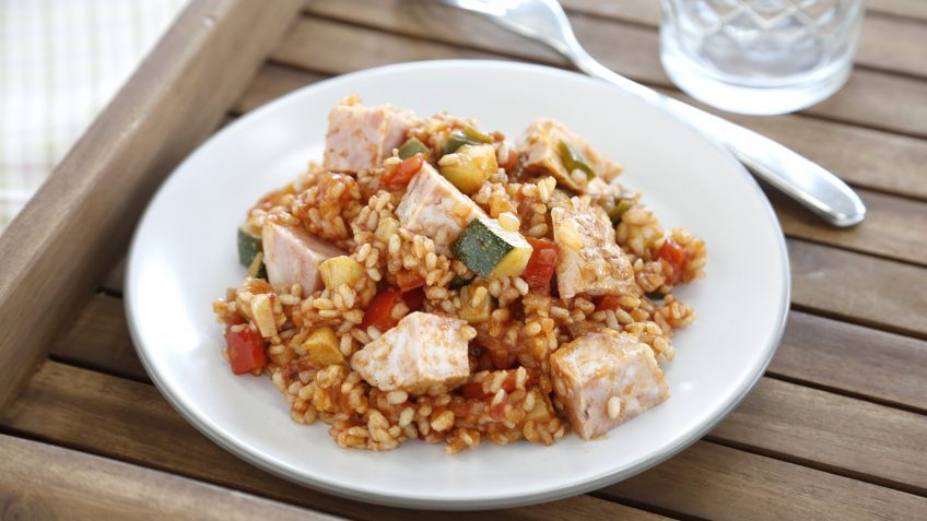 Foto de Arroz integral con pisto y dados de pollo