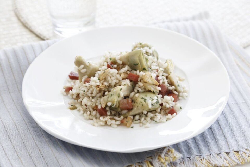 Arroz integral con jamón y alcachofas