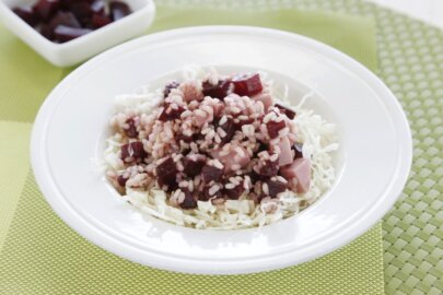 Ensalada de arroz integral con remolacha, pavo y vinagreta de miel
