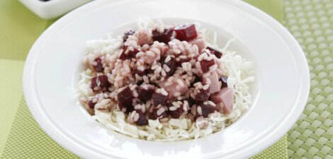 Ensalada de arroz integral con remolacha, pavo y vinagreta de miel