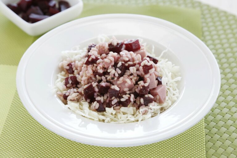 Foto de Ensalada de arroz integral con remolacha, pavo y vinagreta de miel