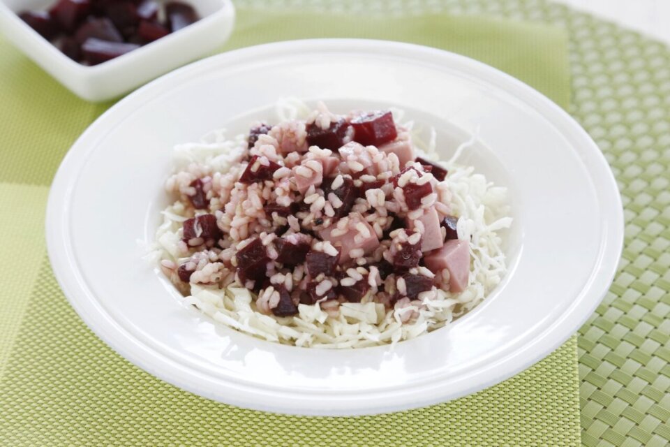 Ensalada de arroz integral con remolacha, pavo y vinagreta de miel