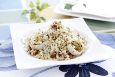 Arroz integral salteado con anillas de calamar