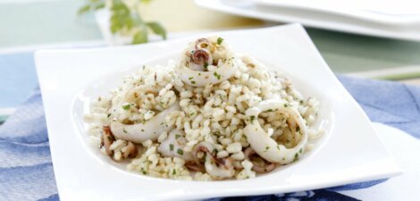 Arroz integral salteado con anillas de calamar