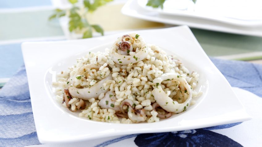 Foto de Arroz integral salteado con anillas de calamar