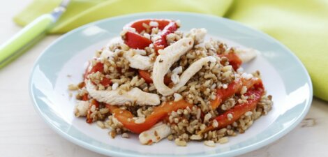 Arroz integral con quinoa, tiras de pollo y pimiento asado