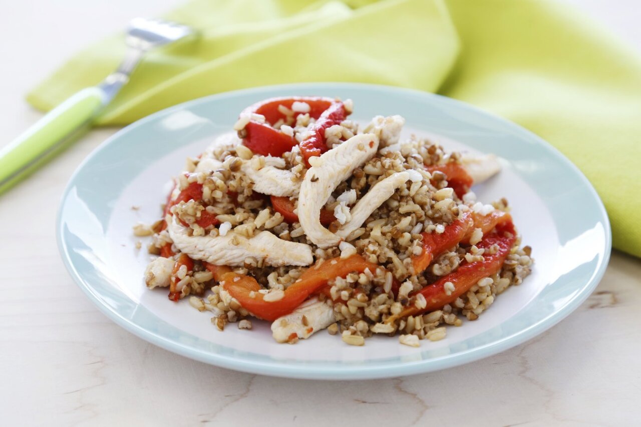 Arroz integral con quinoa, tiras de pollo y pimiento asado