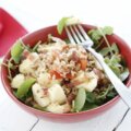 Ensalada de arroz integral con quinoa, manzana y beicon