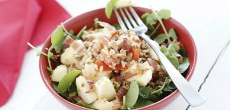 Ensalada de arroz integral con quinoa, manzana y beicon