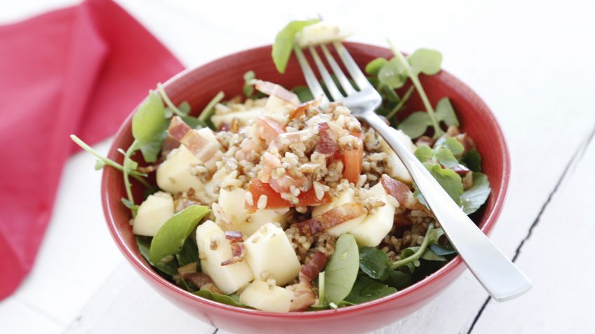 Foto de Ensalada de arroz integral con quinoa, beicon y manzana