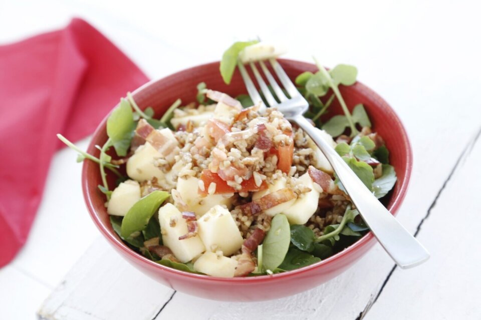 Ensalada de arroz integral con quinoa, beicon y manzana