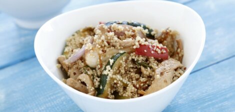 Plato preparado de quinoa con verduras salteadas y pechuga de pavo