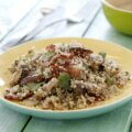 Salteado de quinoa, beicon, cebolla y dátiles