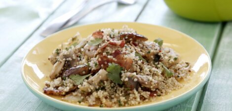 Salteado de quinoa, beicon, cebolla y dátiles