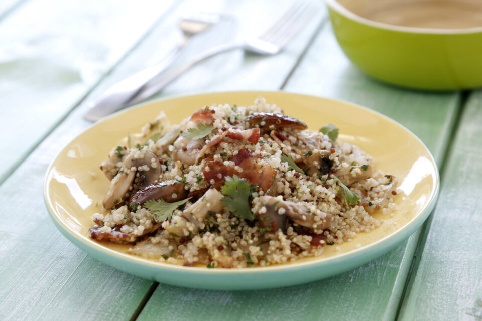 Salteado de quinoa, beicon, cebolla y dátiles